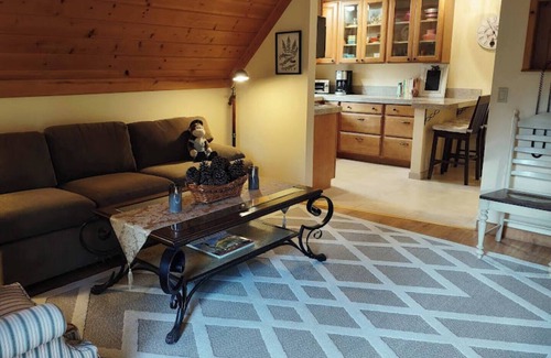 Mountain Center Cabin | Exquisite Log Cabin ~ WiFi & AC in Mountain Center near Idyllwild & Palm Springs