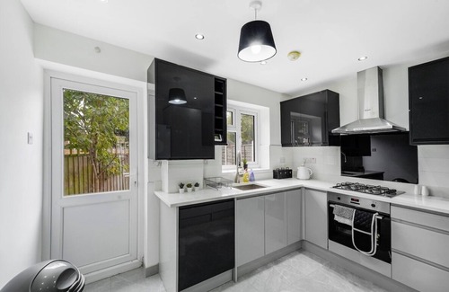 Parsloes House | Exquisite London Home - Parking - Sleeps 10