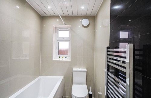 Parsloes House | Exquisite London Home - Parking - Sleeps 10