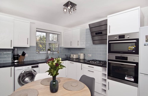 South Bermondsey Apartment | Exquisite Luxury; One Stop to London Bridge.