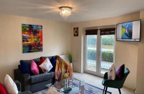 Cambridge Apartment | Exquisite Modern Homely 2 Bed Apartment with On-street Parking, Super Fast WIFI & 5 mins drive to Science & Business Parks