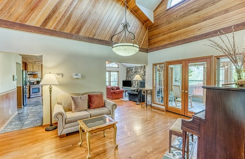 Cascadel Woods House | Exquisite mountain home, dog-friendly, fireplace, & washer/dryer