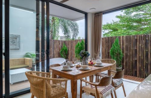 Batu Bolong Villa | Exquisite New Villa with Unmatched Amazing Views, Huge Pool - 4 Elegant Bedrooms!