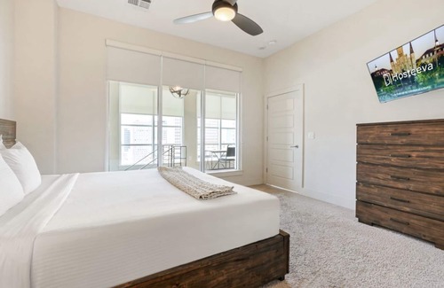 Central Business District Hotel | Exquisite Penthouse Near Local Attractions