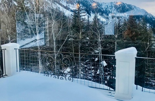 Knollwood House | Exquisite pet friendly home, 5 blks from Gondola with stunning views!