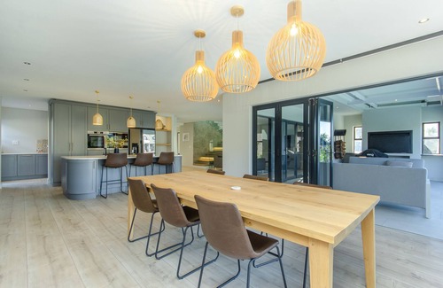 Simondium House | Exquisite Pool House on Pearl Valley Golf Estate - secure and exclusive