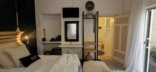 Klein Windhoek House | EXQUISITE PRIVATE LUXURY SUITE WITH KING BED at BOKMAKIERIE VILLAS