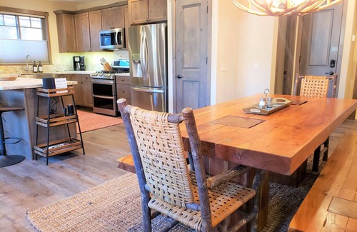 Mammoth Lakes House | Exquisite & Spacious - 2 hot tubs & garages, adjacent to Canyon, Ski in/out