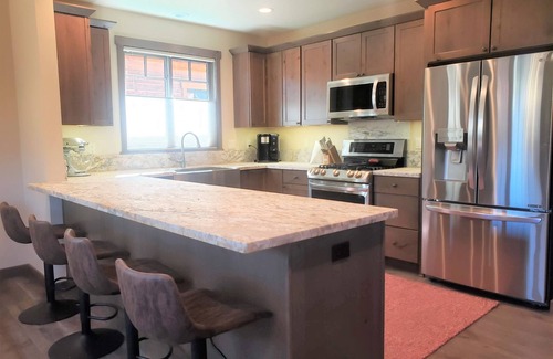 Mammoth Lakes House | Exquisite & Spacious - 2 hot tubs & garages, adjacent to Canyon, Ski in/out