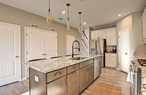 Frankford House | Exquisitely Furnished 3 bed/2.5 bath Townhome in Ocean View Beach Club Community! Wifi, Pool, Fitness Center, Sauna, Billiards, Weekend Shuttle!