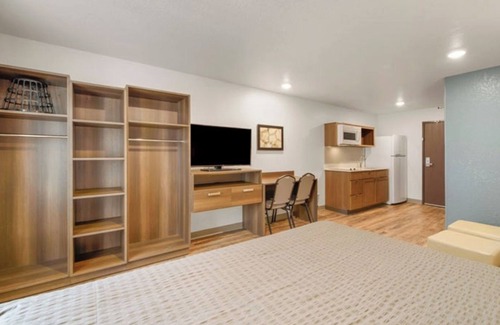 Austin Hotel | Extended Stay 3 Room Near Austin Attractions w/Full Kitchen & Ample Parking