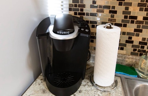 Somerset Apartment | EXTENDED STAY - Cozy Cottage w Laundry, Parking & Fast WiFi