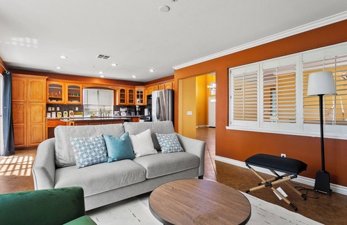 Fontana House | Extended Stay Deal｜4BR Home, Fully-Equipped Kitchen｜Pet Friendly #41817