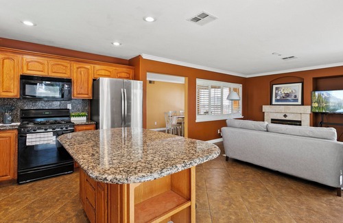 Fontana House | Extended Stay Deal｜4BR Home, Fully-Equipped Kitchen｜Pet Friendly #41817