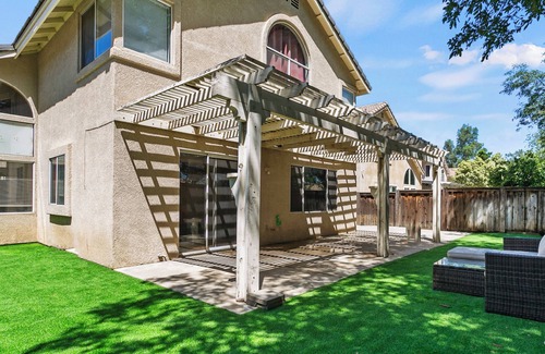 Fontana House | Extended Stay Deal｜4BR Home, Fully-Equipped Kitchen｜Pet Friendly #41817