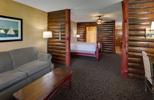 Peoria Hotel | Extended Stay Queen Suite Cottage! Kitchenette, Balcony or Patio