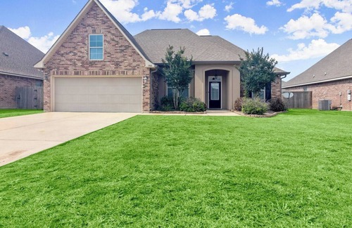 Lake Charles House | Extended Stay with Fast WiFi, 2 Luxurious King Beds | Business Ready + Pet Friendly | Garage Parking