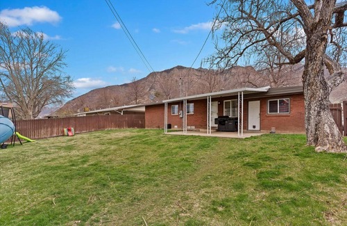 Ogden House | Extended stay work from home detached office 3-bedroom house in Ogden WiFi.