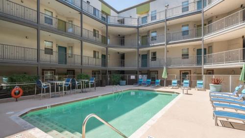 Tempe Apartment | Extensive 2BD - ASU - Sloan Pk - WD - Parking - Sleeps 8