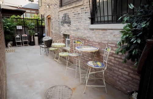Lake View East Apartment | Extra Large Authentic Chicago Graystone walk to Wrigley, Lakefront & Restaurants