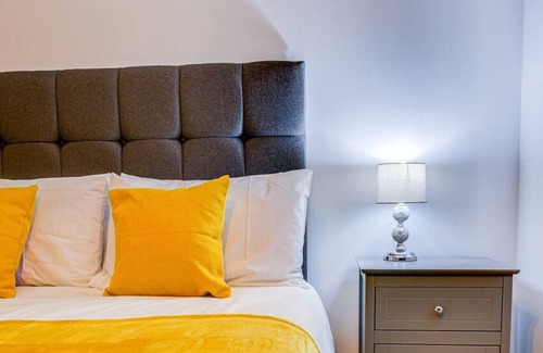 Ipswich House | Extra Large Unit With Own Bathroom + Parking