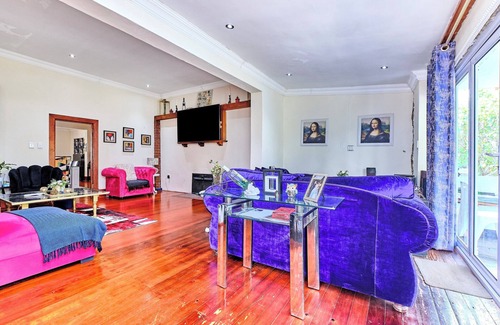 Greater Johannesburg Metropolitan Area House | Extra length king-size bedroom in suit