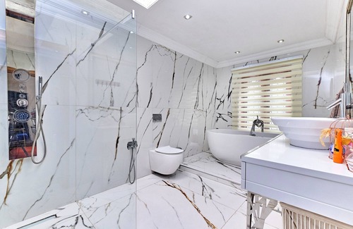 Greater Johannesburg Metropolitan Area House | Extra length king-size bedroom in suit