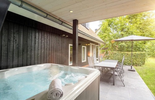 Nooitgedacht House | Extra luxury 8-person Wellnessfarmhouse in the holiday park Hof van Saksen