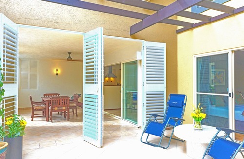 Edge Hill Apartment | Extra-spacious 2-bed at The Lakes – 4 pools, free parking, fast Wi-Fi, balconies
