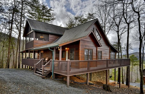 Ridges Over the Lake Cabin | EXTRAORDINARY cabin, hot tub, game room, fire pit, 6 decks, gated community