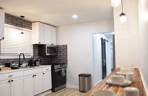 Niagara Falls House | Extravagant 2-bedroom house in Niagara Falls with desirable amenities.