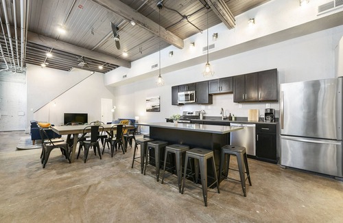 South Side Flats House | Extravagant Duplex 6BR-4BR! Garage/Sleeps 16!