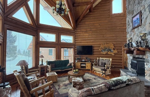 Butte House | Extravagant log home sitting atop a mountain! With unbelievable views!