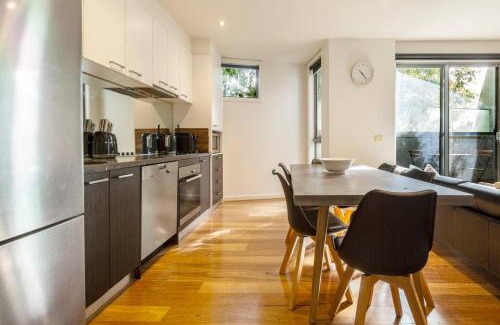 Saint Kilda South Apartment | Ezra on Barkly - Walk to St Kilda Beach & Luna Park