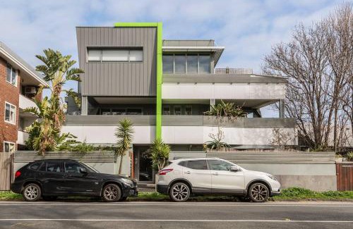 Saint Kilda South Apartment | Ezra on Barkly - Walk to St Kilda Beach & Luna Park