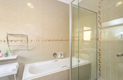Ballito House | Ezulwini Guest House - Relaxing Queen Room with Balcony in Balito, South Afirca
