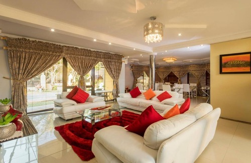 Ballito House | Ezulwini Guest House - Relaxing Queen Room with Balcony in Balito, South Afirca