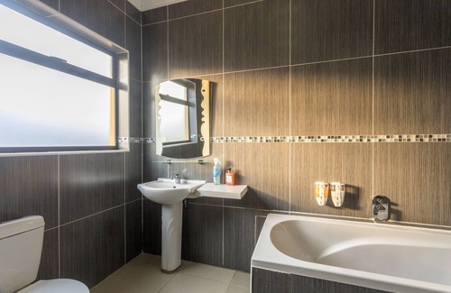 Ballito House | Ezulwini Guest House - Queen Room with Balcony for 2 guests in Ballito
