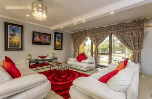 Ballito House | Ezulwini Guest House - Queen Room with Balcony for 2 guests in Ballito