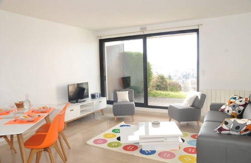 Annecy-le-Vieux Apartment | F1 bis in a luxury apartment with shared pool and tennis court, lake view