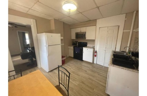 Eastside Apartment | (F1) Convenient 3br Syracuse University apartment