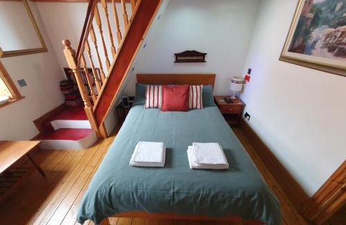 Barry House | F1 MAISON 108 - LARGE Holiday Home - Kitchen - Street FREE PARKING, NETFLIX - Fast WiFi - DVD's - Welcome Tray Fresh Milk - Meters from Gavin n Stacey Film House