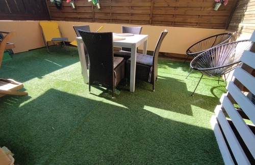 Sainte-Maxime City Centre Apartment | F2 town center quiet garage air conditioning 150 m beach and shops