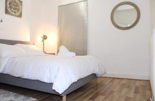 Derby Apartment | F2S SERVICED APARTMENTS 2Bedroom Terrace house with Free Wifi Netflix Suitable for Contractors walking distance to Train station