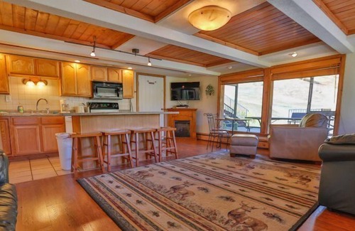 Glenwood Springs Condo | F9: This spacious one bedroom condo which includes a fireplace is only steps from the slopes.