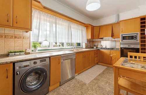 Charneca de Caparica e Sobreda Villa | Family Friendly Villa Aroeira Golf with Pool, Garden, A/C & Wi-Fi