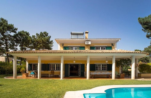 Charneca de Caparica e Sobreda Villa | Family Friendly Villa Aroeira Golf with Pool, Garden, A/C & Wi-Fi