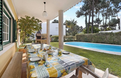 Charneca de Caparica e Sobreda Villa | Family Friendly Villa Aroeira Golf with Pool, Garden, A/C & Wi-Fi