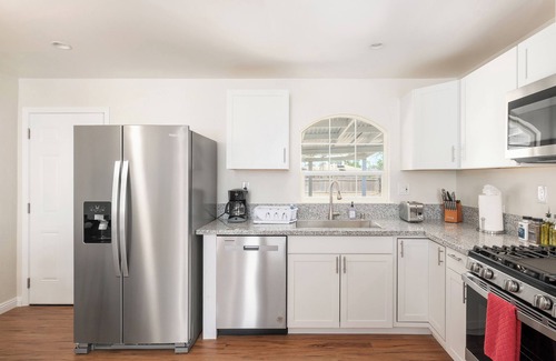 Fresno House | Fab 2B/2Bth, All New & Easy Access to US99