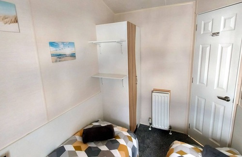 Towyn House | Fab 3 bedroom caravan sleeps 8 close to the beach